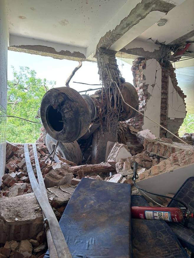 인도 구자라트 주 아메다바드에서 발생한 에어인디아 보잉 787 드림라이너 추락 사고 현장으로 추정되는 사진. X캡처.