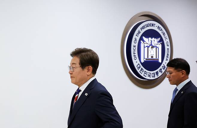 이재명 대통령과 경호처장     (서울=연합뉴스) 한상균 기자 = 이재명 대통령이 11일 서울 용산 대통령실 기자식당에서 출입기자들과 점심식사 후 이동하고 있다. 오른쪽은 황인권 대통령경호처장. 2025.6.11 [대통령통신사진기자단]     xyz@yna.co.kr (끝)