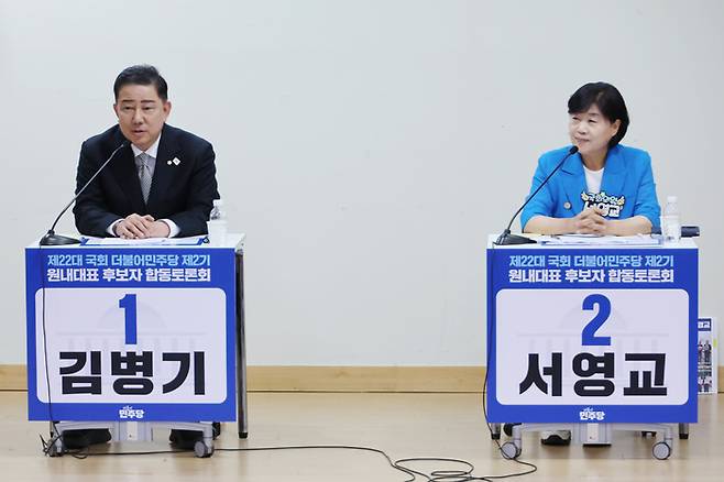 10일 서울 여의도 국회 의원회관에서 열린 더불어민주당 제22대 국회 2기 원내대표 후보 합동 토론회에서 김병기 후보가 기조발언을 하고 있다. 오른쪽은 서영교 후보. 연합뉴스