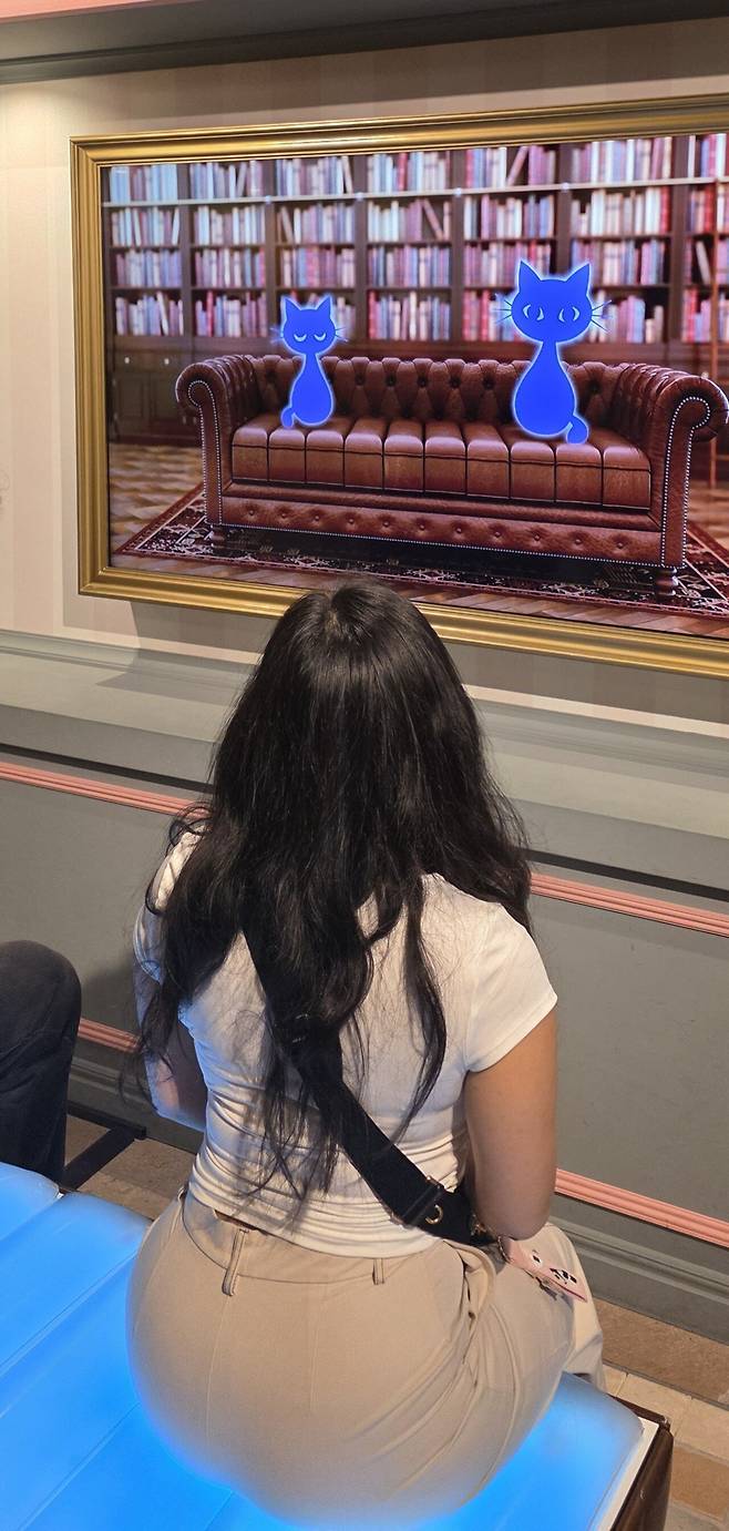 미술작품 관람중인 여자