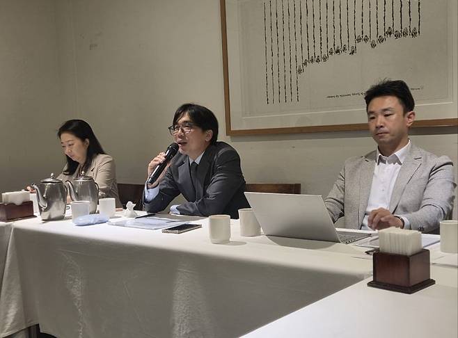 천혜선 디지털산업정책연구소 연구위원, 노창희 디지털산업정책연구소장, 박세진 한양대 교수(왼쪽부터)가 12일 중구 컨퍼런스하우스달개비에서 열린 조찬 스터디에 참석하고 있다. 사진=구자윤 기자