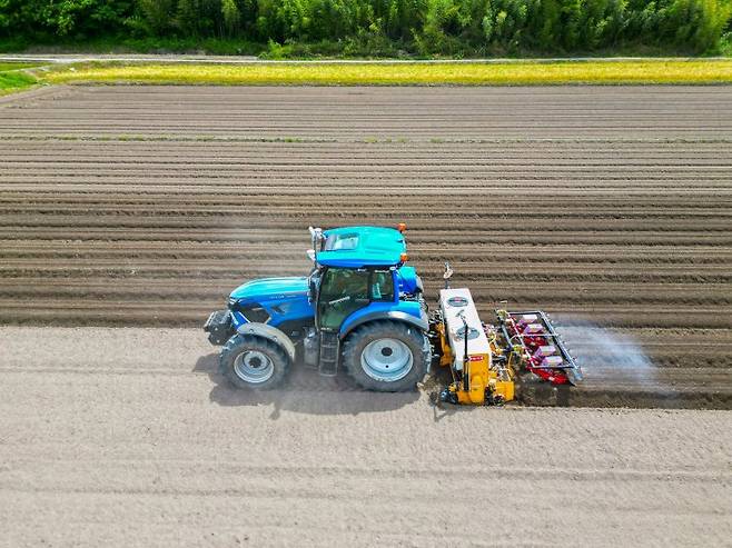 MT9 자율작업 트랙터 콩 파종 작업. LS엠트론 제공
