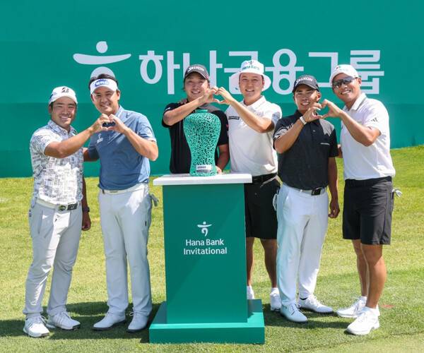 2025년 한국프로골프(KPGA) 투어와 일본프로골프투어(JGTO)가 공동 주관하는 하나은행 인비테이셔널에 출전하는 히가 카즈키, 박상현, 오기소 타카시, 함정우, 쇼겐지 다쓰노리, 문도엽 프로가 공식 포토콜에 참석한 모습이다. 사진제공=KPGA