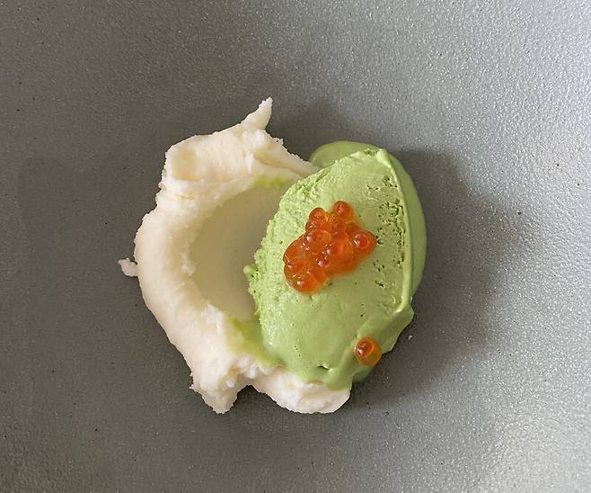 감자, 연어알과 함께 접시에 차린 ‘젠제로’의 옥돔 젤라토. 삶은 케일 등을 갈아 넣어 초록색이다. 젠제로 제공