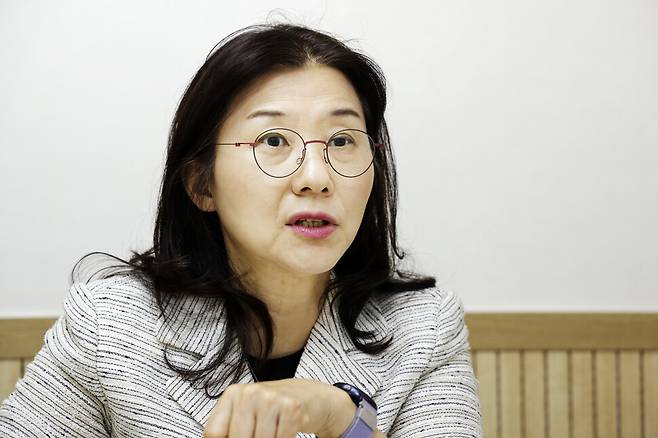 김정선 대한암예방학회 회장은 지난달 29일 서울역 근처에서 건강한겨레와 한 인터뷰에서 “암 예방을 위한 식생활의 기본은 결국 채소와 과일을 잘 챙겨 먹고 이것저것 골고루 먹는 것”이라는 평소의 지론을 다시 한번 강조했다. “암도 결국 생활습관병이므로 생활습관을 바꾸면 얼마든지 피할 수 있다”는 것이다. 김명진 기자 littleprince@hani.co.kr