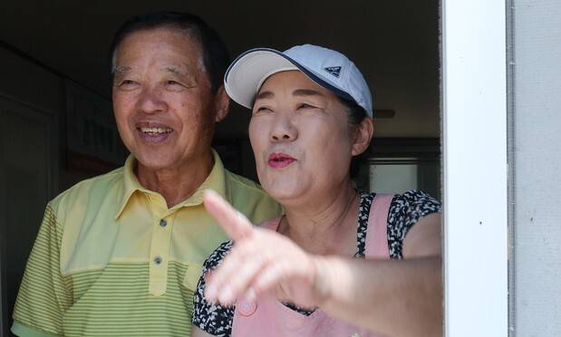군이 대북 확성기 방송을 중지한 다음 날인 12일 오전 인천 강화군 송해면 당산리 마을회관에서 김완식 송해면 노인회장(왼쪽)과 당산리 주민 박찬임씨가 창문을 열고 밖을 보고 있다. 김영원 기자 forever@hani.co.kr