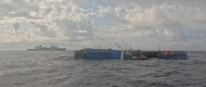 지난달 14일 동중국해에 침수된 채 떠 있는 887어진호. 제주해경 제공