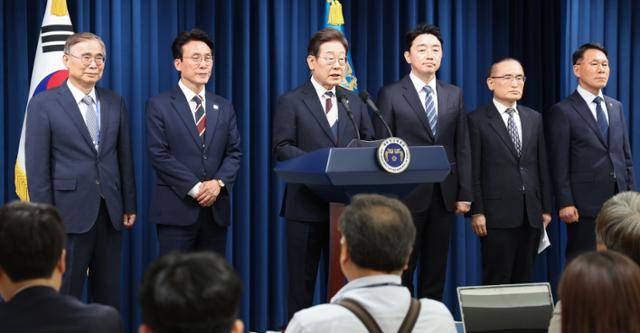 이재명 대통령이 4일 서울 용산구 대통령실 청사 브리핑룸에서 첫 인선발표를 하고 있다. 국무총리 후보자로는 김민석 국회의원, 국정원장 후보자로는 이종석 전 통일부장관이 지명됐다. 대통령 비서실장으로는 강훈식 국회의원, 안보실장에는 위성락 국회의원이 임명됐고, 경호처장은 황인권 전 육군 대장, 대변인은 강유정 국회의원이 임명됐다. 뉴스1