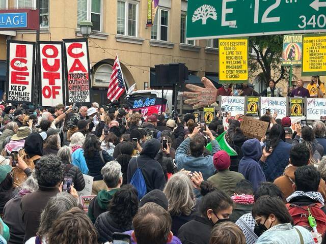 10일 미국 캘리포니아주 오클랜드 도심의 한 대형 광장에서 열린 불법 이민 단속 반대 집회에서 배버라 진 리 오클랜드 시장이 수백 명의 집회 참여자들을 향해 연설하고 있다. 오클랜드=이서희 특파원