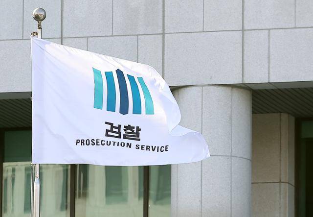 더불어민주당 소속 김용민·장경태·민형배 의원이 11일 검찰청을 폐지하고 기소권과 수사권을 분리하는 검찰개혁 법안 4건을 발의했다. 공소청과 중대범죄수사청, 국가수사위원회를 신설하는 내용이며, 이재명 대통령의 입장과 무관하다고 밝혔다. 사진은 이날 서울 서초구 대검찰청. 뉴스1
