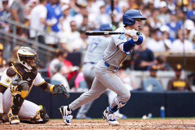 LA 다저스 김혜성이 12일 미국 캘리포니아주 샌디에이고 펫코 파크에서 열린샌디에이고전에서 5회초 내야 땅볼을 치고 있다. 샌디에이고=AP 연합뉴스