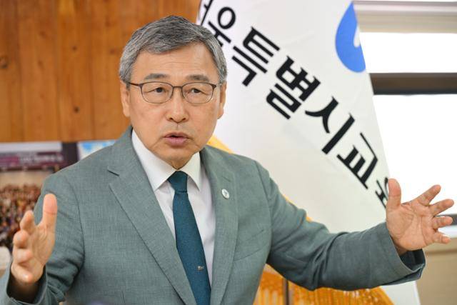 정근식 서울시교육감이 지난 9일 서울시 종로구 서울시교육청 집무실에서 한국일보와 인터뷰하고 있다. 최주연 기자