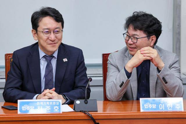 이한주 민주연구원장(오른쪽)이 5일 서울 여의도 국회에서 열린 더불어민주당 최고위원회의에 참석해 천준호 전략기획위원장과 대화하고 있다. 이 원장은 국정기획위원회 위원장에 임명돼 이재명 정부의 국정과제 수립을 총괄할 예정이다. 뉴스1