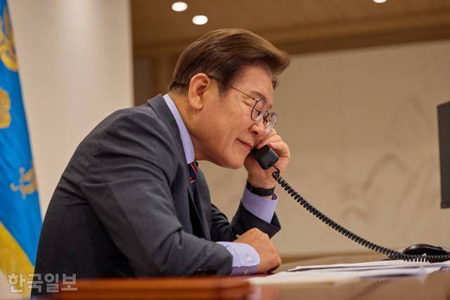 이재명 대통령이 12일 오전 서울 용산 대통령실 집무실에서 르엉 끄엉 베트남 국가주석과 취임 후 첫 통화를 하고 있다. 대통령실 제공