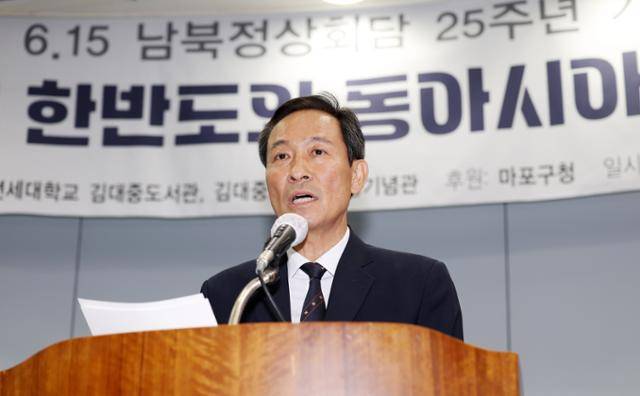우상호 대통령실 정무수석이 12일 서울 마포구 연세대 김대중도서관에서 열린 6·15 남북정상회담 25주년 기념식에서 이재명 대통령의 축사를 대독하고 있다. 뉴시스
