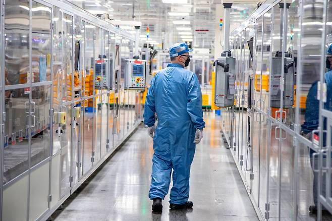 LG에너지솔루션 미시간 홀랜드 공장에서 직원이 배터리 생산 공정을 살펴보고 있다. LG에너지솔루션 제공