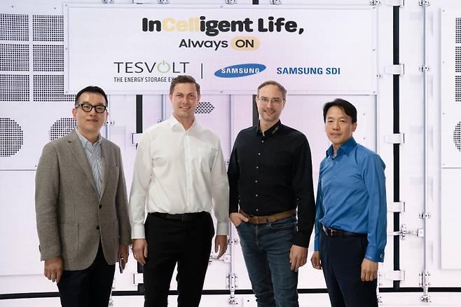삼성SDI와 테스볼트 관계자가 '인터배터리 유럽 2025' 삼성SDI 전시장에서 기념 사진을 찍고있다. 삼성SDI 제공
