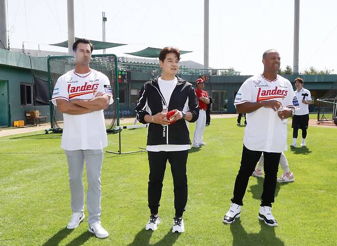 11일 강화 SSG 퓨처스필드에서 열린 MLB 전설 멘토링에 참석한 콜 해멀스-추신수-아드리안 벨트레 SSG 제공