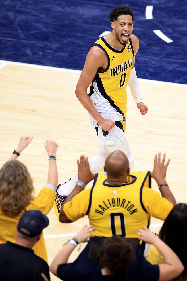 <yonhap photo-4532=""> INDIANAPOLIS, INDIANA - MAY 31: Tyrese Haliburton #0 of the Indiana Pacers celebrates during the fourth quarter against the New York Knicks in Game Six of the Eastern Conference Finals of the 2025 NBA Playoffs at Gainbridge Fieldhouse on May 31, 2025 in Indianapolis, Indiana. NOTE TO USER: User expressly acknowledges and agrees that, by downloading and or using this photograph, User is consenting to the terms and conditions of the Getty Images License Agreement. Justin Casterline/Getty Images/AFP (Photo by Justin Casterline / GETTY IMAGES NORTH AMERICA / Getty Images via AFP)/2025-06-01 12:29:07/ <저작권자 ⓒ 1980-2025 ㈜연합뉴스. 무단 전재 재배포 금지, AI 학습 및 활용 금지></yonhap>