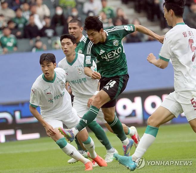 전북 전진우 골 장면_(전주=연합뉴스) 최영수 기자 = 6일 전주월드컵경기장에서 벌어진 프로축구 K리그1. 전북 전진우가 대전에 선제골을 넣고 있다. 2025.5.6 kan@yna.co.kr