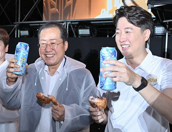 대구치맥페스티벌 개막식에서 홍준표 전 대구시장과 이준석 의원이 환하게 웃고 있다 [사진=대구시]