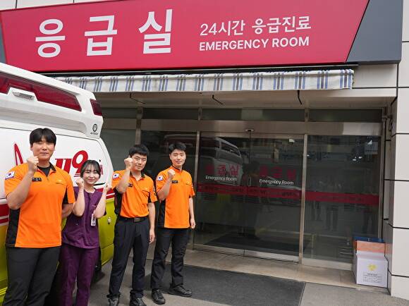 새생명 탄생을 함께한 경산소방서 구급대원들 사진 왼쪽부터 구급대체인력 이상호, 의료진 김지윤, 소방교 조현진, 소방사 박재홍 [사진=경산소방서]