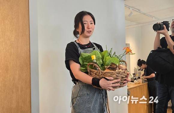 NS홈쇼핑 뉴파머스 팝업 레스토랑에서 이다빈 셰프가 식재료를 소개하고 있다. [사진=진광찬 기자]