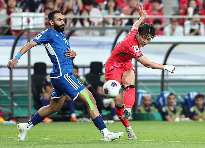 쿠웨이트전에서 강력한 슛을 쏘는 오현규. [뉴스1]