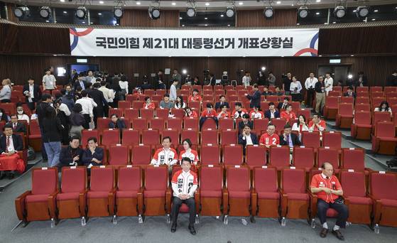 6월 3일 저녁 국회 도서관에 마련된 국민의힘 개표 상황실에서 대통령선거 출구조사 결과가 발표되자 당직자들이 대거 자리를 뜨고 있다. 임현동 기자.