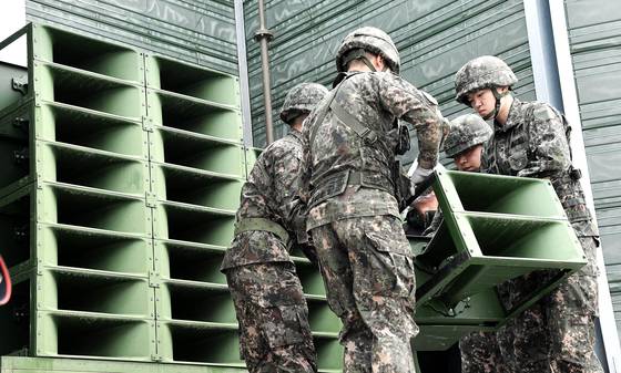 이재명 대통령이 11일 대북 확성기 방송을 전면 중지하라고 지시했다. 사진은 2018년 5월 1일 육군이 확성기 시설을 철거하는 모습. [중앙포토]