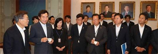 문재인 대통령이 2017년 6월 27일 첫 국무회의를 주재하기에 앞서 국무위원들과 차담회를 갖고 있다. 문 대통령 오른쪽으로 현 정부에서 임명된 이낙연 국무총리, 피우진 국가보훈처장, 김상조 공정거래위원장, 김부겸 행정자치부 장관, 김영춘 해양수산부 장관, 임종석 대통령비서실장이 배석했다. 반면 박근혜 정부 때 임명된 강은희 여성가족부 장관(뒷줄 왼쪽), 최양희 미래창조과학부 장관(뒷줄 왼쪽에서 네 번째), 이준식 교육부 장관(뒷줄 왼쪽에서 다섯 번째) 등은 뒤로 물러나 있다. 청와대사진기자단