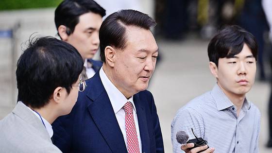 윤석열 전 대통령이 9일 오후 서울 서초구 중앙지방법원에서 열린 내란 우두머리 혐의, 직권남용 권리행사방해 혐의 사건 6차 공판을 마친 후 취재진의 질문을 받으며 법원을 나서고 있다. 뉴스1