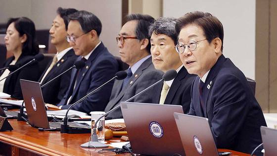 이재명 대통령이 10일 서울 용산구 대통령실 청사에서 열린 국무회의에서 모두 발언을 하고 있다. 대통령실사진기자단