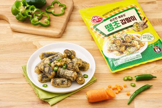 오뚜기가 청양고추의 매운맛을 담은 신제품 ‘땡초김말이’를 출시했다. 사진 오뚜기