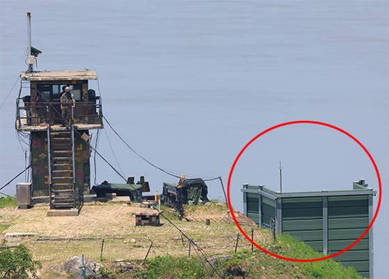 북한이 지난해 6월 9일 또다시 대남 오물풍선을 띄웠다. 이에 대통령실은 긴급 국가안전보장회의(NSC) 상임위원회를 열고 이날 중 대북 확성기 방송을 실시하기로 결정했다. 이날 파주 접경 지역에서 촬영된 군사 시설물(붉은 원). 대북 확성기를 설치하는 시설이다. 연합뉴스