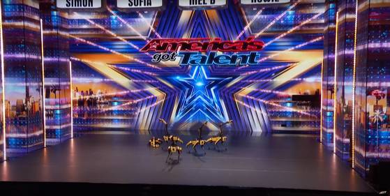 아메리칸 갓 탵런트 쇼에서 춤을 선보이는 보스턴다이나믹스의 사족보행로봇 '스팟'의 모습이다. 현대차그룹 제공