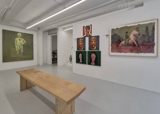 서울 성수동의 갤러리 '디스코스 온 아트' 전시전경. 왼쪽부터 이겨레의 '방문자', 서용선의 '남녘사람 북녘사람'(위), 장규돈의 '머리', 김남표의 '파리의 밤은 짧다 #1' 권근영 기자