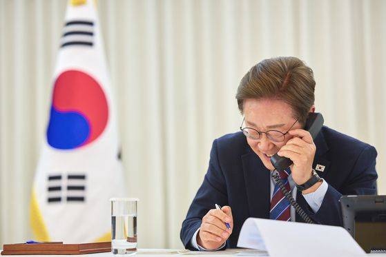이재명 대통령이 지난 6일 대통령실 관저에서 트럼프 대통령과 전화 통화를 하고 있다. 대통령실 제공