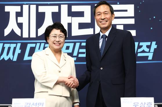 우상호 대통령실 정무수석이 11일 오후 서울 여의도 국회에서 김선민 조국혁신당 대표 권한대행을 예방하고 있다. 뉴스1