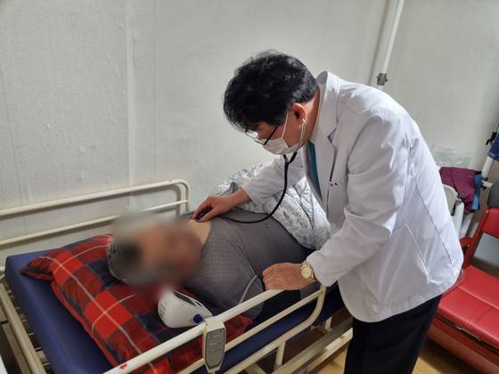 서울 노원구 장현재 파티마의원 원장이 서울 노원구의 환자 집을 방문해 진료하고 있다. 중앙포토