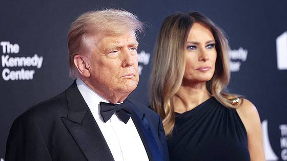 도널드 트럼프 미국 대통령(왼쪽)과 멜라니아 트럼프 영부인이 11일(현지시간) 워싱턴 D.C. 케네디 센터에서 열린 '레 미제라블' 개막식에 참석하고 있다. AFP=연합뉴스