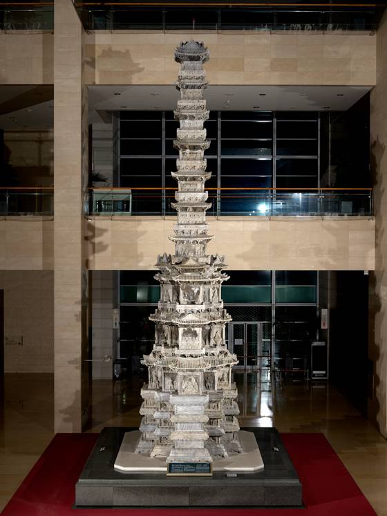 개경 경천사지 십층석탑. 충혜왕을 압송했던 고용보 시주로 만든 탑이다. 고용보는 고려인 출신 환관이었다. 일제 강점기에 일본으로 무단 반출되었다가 돌려받아 1960년 경복궁으로 옮겨졌고 현재 국립중앙박물관에 전시되고 있다. [사진 국립중앙박물관, 한국학중앙연구원, 이익주]