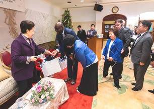 한학자 세계평화통일가정연합(통일교) 총재가 지난 1월 11일 미국 라스베이거스 한화궁(전 국제평화교육원)에서 신도들에게 선물을 건네고 있다. 사진 통일교 매거진 트루피스