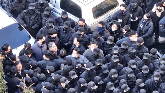 경찰과 고위공직자범죄수사처(공수처)가 1월 3일 윤석열 전 대통령의 체포영장 집행에 나섰으나 경호처에 막혀 5시간 30분 만에 철수했다. 이날 수사관들은 서울 용산구 한남동 대통령 관저 검문소에서 입구를 막아선 경비 병력(모자 쓴 사람들)에 막혀 관저로 들어가지 못했다. 뉴스1
