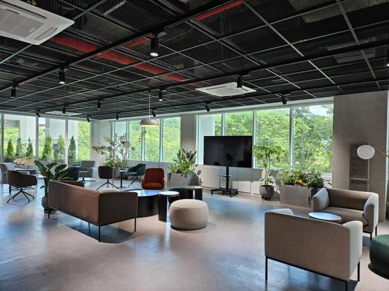 '서울 AI 허브'의 핵심 앵커시설이 개관했다고 밝혔다. 사진은 서울 AI 허브 앵커시설에 마련된 네트워킹 공간 전경. [사진 서울시]