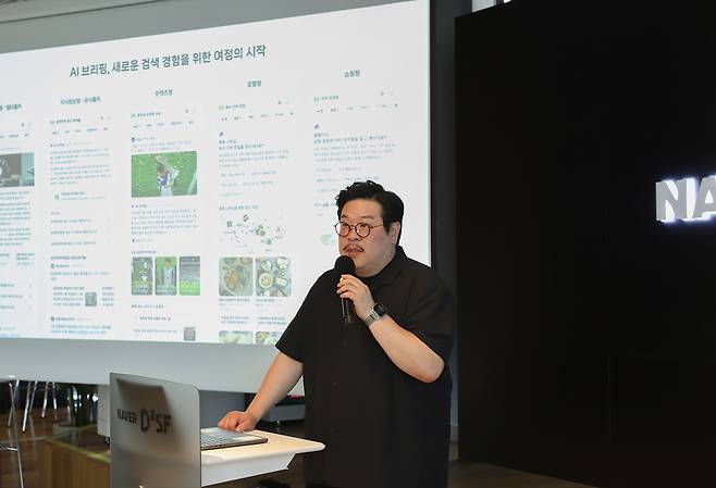 김재엽 네이버 검색플랫폼 리더가 12일 서울 서초구 네이버 D2SF 사옥에서 기자간담회를 열고 네이버 AI 검색 전략을 발표하고 있다. /네이버