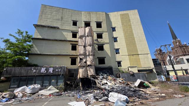 ▲ 춘천 A호텔 뒤편에 쓰레기가 쌓여 있다