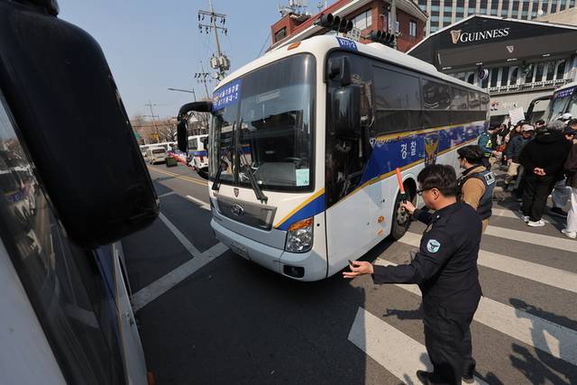 ▲ 헌법재판소가 윤석열 대통령 탄핵심판 선고일을 발표한 지난 4월 1일 헌재 인근에 경찰버스로 차벽을 세우고 있다. 연합뉴스 자료 사진