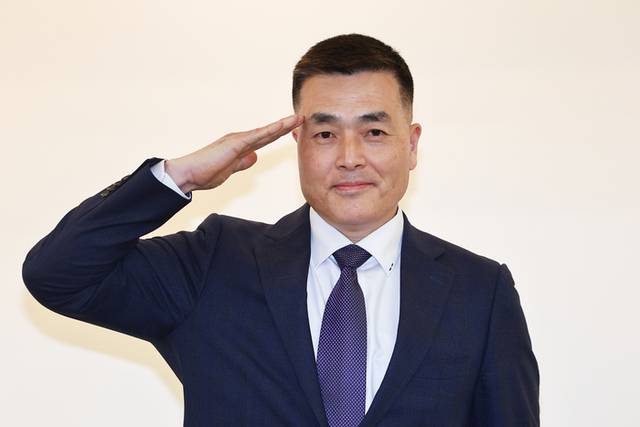 ▲ 박정훈 전 해병대 수사단장(대령)이 12일 서울 중구 새길기독사회문화원에서 열린 제21회 박종철 인권상 시상식에서 경례하고 있다. 연합뉴스