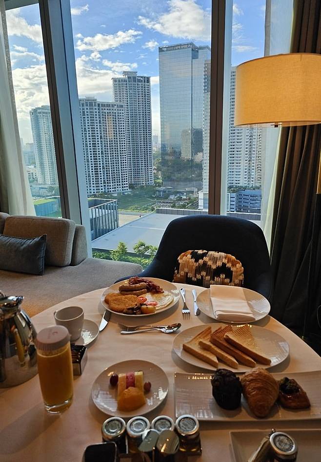 (위) 디럭스 룸 객실 / 인룸다이닝 조식. 한식, 양식, 필리핀 전통 식으로 주문할 수 있다(사진=정상미)